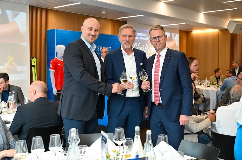 Start up Sport-Präsident Johannes Artmayr mit OÖC-Generalsekretär Florian Gosch (l.) und Raiffeisen-OÖ-Vorstand Stefan Sandberger.  (Bild: Wenzel Markus)