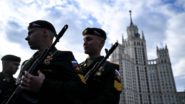In Moskau laufen die Vorbereitungen auf die große Parade auf Hochtouren. (Bild: AFP/KIRILL KUDRYAVTSEV)