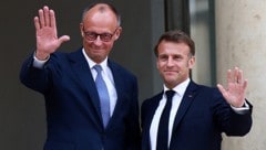 Der neue Bundeskanzler Friedrich Merz (hier bei seiner Ankunft bei Frankreichs Präsident Emmanuel Macron) will die Achse Berlin-Paris wieder zum Laufen bringen. (Bild: EPA/HANNIBAL HANSCHKE)