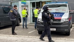 Der Überfall in Fügen rief ein Polizei-Großaufgebot auf den Plan. (Bild: ZOOM Tirol)