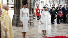 Prinzessin Kate und Königin Camilla beim Grab des unbekannten Soldaten, der für alle gefallenen britischen Soldaten steht.  (Bild: AFP/JORDAN PETTITT)