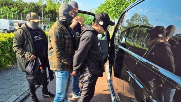 Die Flucht endete für den Tatverdächtigen in Utrecht, Niederlande. Hier wurde der 32-Jährige von der Polizei abgeführt. (Bild: zVg)