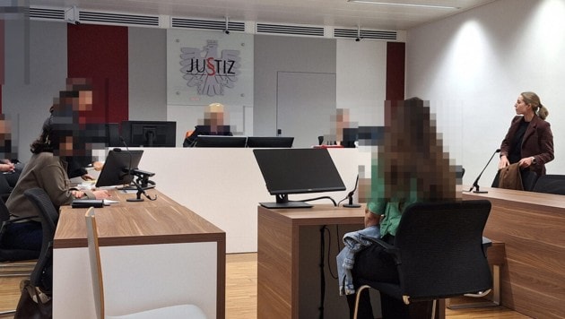 Die Angeklagte bekannte sich am Landesgericht Eisenstadt vollinhaltlich nicht schuldig. „Ich habe meinen Sohn nie angerührt. Das sind altmodische Erziehungsmaßnahmen.“ (Bild: HS, Krone KREATIV)