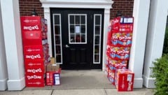 Vor der Haustüre stapelten sich die Kisten mit Lutschern. (Bild: AP/Holly LaFavers)