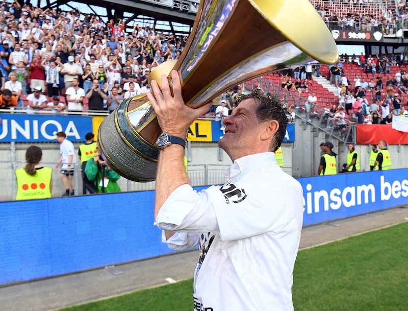 Dietmar Riegler mit dem ÖFB-Cup-Pokal. (Bild: Pessentheiner Florian)