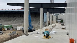 Die neue Haupttribüne im Sportclub-Stadion, bereits mit den Dachstützen. (Bild: Sportclub)