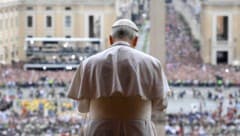 Papst Leo spricht vor seinen Anhängern.