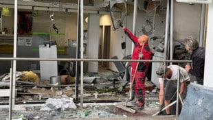 Die vier Täter erbeuteten zwar kein Geld, verursachten aber einen gewaltigen Sachschaden und zerstörten auch nur ihren teuren Fluchtwagen. (Bild: Constantin Handl)
