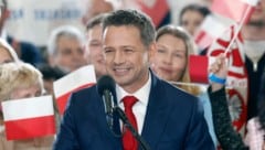 Polens Präsidentschaftskandidat Rafal Trzaskowski ging vorerst als Erster über die Ziellinie. (Bild: AFP/WOJTEK RADWANSKI)
