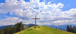 Ein erster Gipfelsieg: Die Tour auf das Renkknie ist optimal, um die Wandersaison einzuläuten. (Bild: Bergauer Rubina)