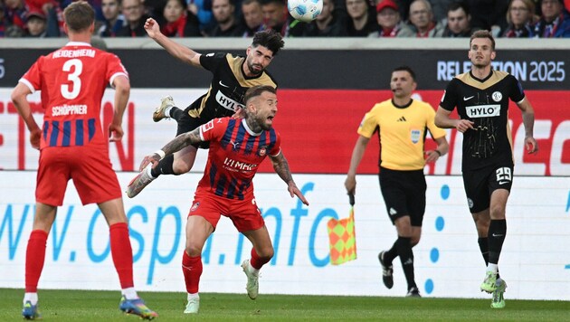 Das Relegationsduell zwischen Heidenheim (rote Dressen) und Elversberg erhielt in Deutschland ...