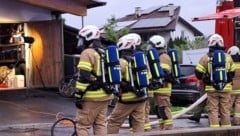 Gas-Verpuffung in Axams forderte die Feuerwehr. (Bild: Rotes Kreuz Innsbruck)