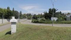Der Täter kam über ein Nachbargrundstück an diesem Straßenzug – und überfiel den Pensionisten. (Bild: Bartel Gerhard)