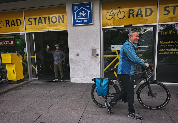Direkt beim Bahnhof in Graz kann man sich bei der „Radstation“ kostengünstig Fahrräder und E-Bikes ausleihen. Betrieben wird diese vom Verein Bicycle – Entwicklungsprojekt Fahrrad. 