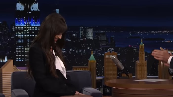 Notlösung im TV-Studio: Dakota Johnson zensierte ihren Ausschnitt kurzerhand mit einem ...