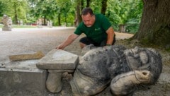 Obergärtner Peter Ebner begutachtete den Schaden. Der arg beschädigte Zwerg dürfte laut ersten ...