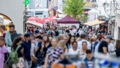 Ungestörte Gemütlichkeit – wie beim Stadtfest in Hallein – wollen die Veranstalter durch neue ...